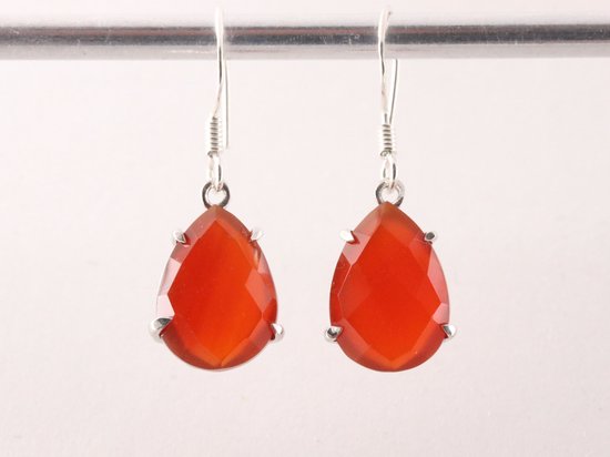 Fijne druppelvormige zilveren oorbellen met rode onyx afbeelding 4