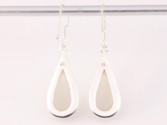Druppelvormige zilveren oorbellen met witte agaat afbeelding 3