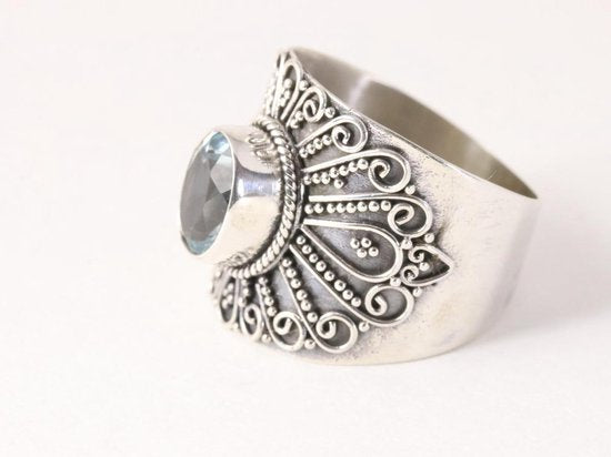 Traditionele bewerkte zilveren ring met blauwe topaas afbeelding 2