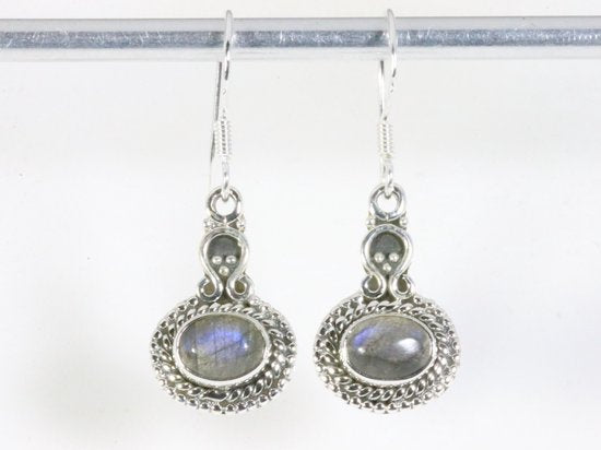 Bewerkte zilveren oorbellen met labradoriet afbeelding 4