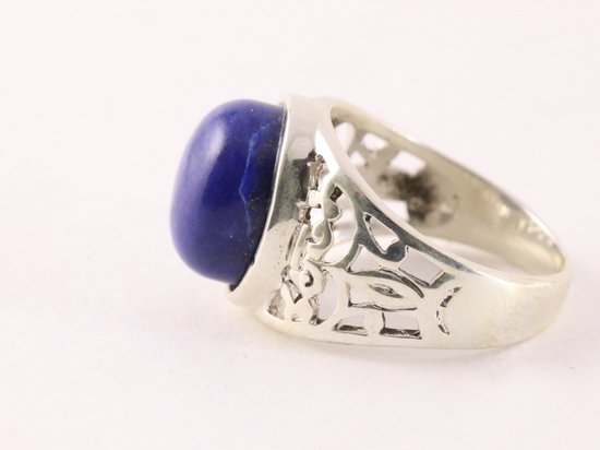 Opengewerkte zilveren ring met lapis lazuli afbeelding 2