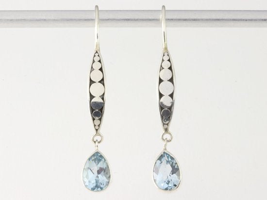 Lange bewerkte zilveren oorbellen met blauwe topaas afbeelding 4