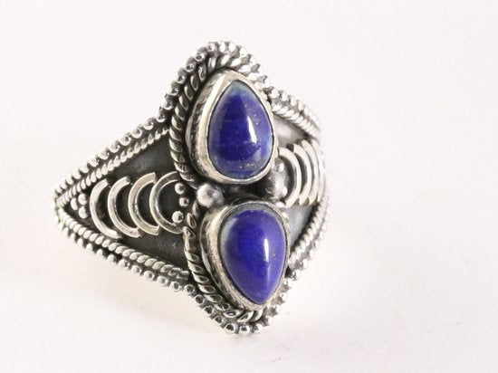 Bewerkte zilveren ring met lapis lazuli afbeelding 1