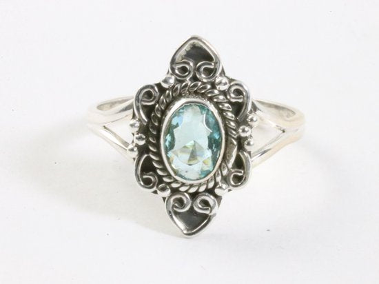 Fijne bewerkte zilveren ring met blauwe topaas afbeelding 4