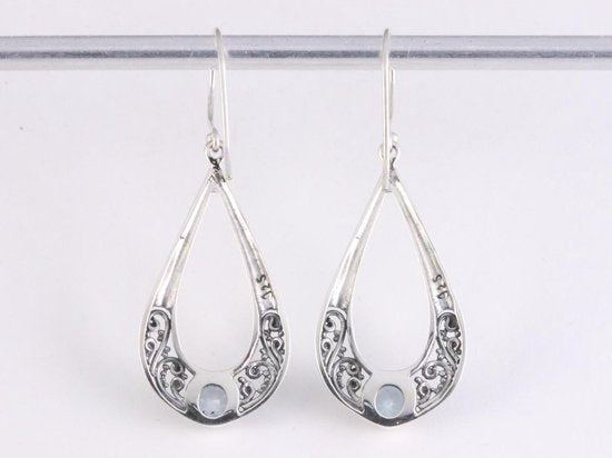 Opengewerkte zilveren oorbellen met blauwe topaas afbeelding 3