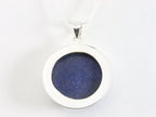 Ronde hoogglans zilveren hanger met lapis lazuli aan ketting afbeelding 3