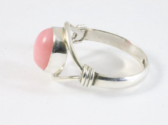 Opengewerkte zilveren ring met roze opaal afbeelding 2