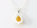 Bewerkte druppelvormige zilveren hanger met amber aan ketting afbeelding 3