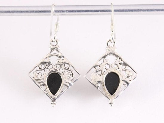 Opengewerkte zilveren oorbellen met onyx afbeelding 3