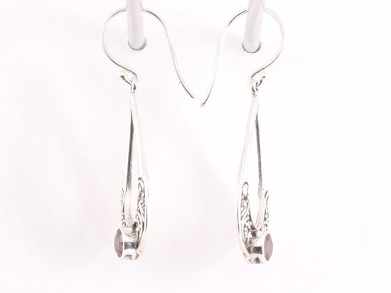 Opengewerkte zilveren oorbellen met granaat afbeelding 2