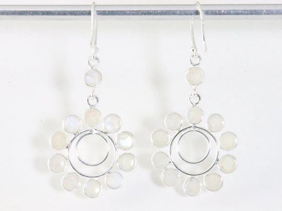 Ronde opengewerkte zilveren oorbellen met regenboog maansteen afbeelding 2