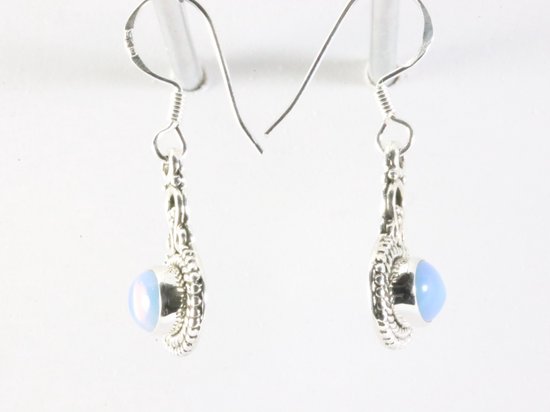 Bewerkte zilveren oorbellen met vuuropaal afbeelding 2