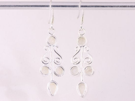 Lange zilveren oorbellen met regenboog maansteen afbeelding 3