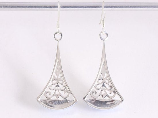 Lange opengewerkte zilveren oorbellen met Australische opaal afbeelding 3