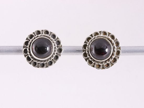 Fijne bewerkte zilveren oorstekers met onyx afbeelding 1