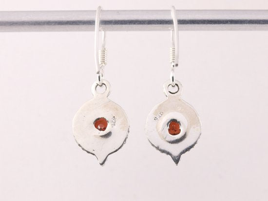 Fijne bewerkte ronde zilveren oorbellen met granaat afbeelding 3