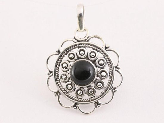 Opengewerkte zilveren hanger met onyx afbeelding 4
