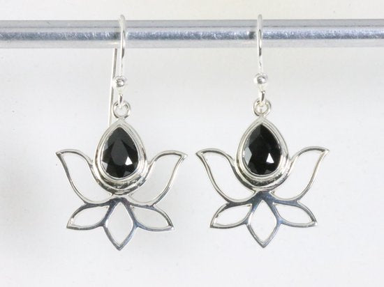 Opengewerkte zilveren lotus oorbellen met onyx afbeelding 3