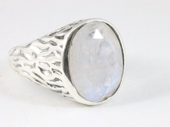 Bewerkte zilveren ring met regenboog maansteen afbeelding 1