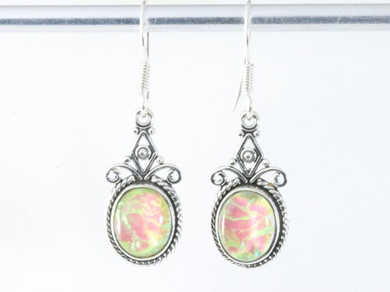 Bewerkte zilveren oorbellen met veelkleurige opaal afbeelding 3