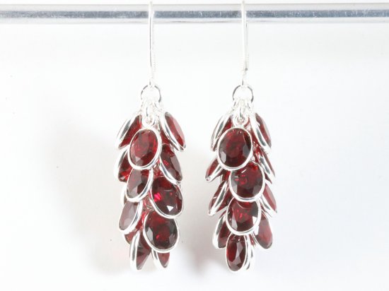 Trosvormige zilveren oorbellen met granaat afbeelding 3