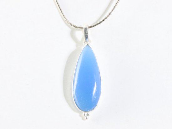 Lange druppelvormige zilveren hanger met blauwe chalcedoon aan ketting afbeelding 1