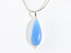 Lange druppelvormige zilveren hanger met blauwe chalcedoon aan ketting afbeelding 1