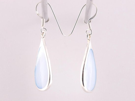 Grote druppelvormige zilveren oorbellen met blauwe schelp afbeelding 2