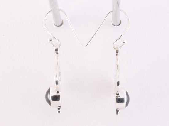 Bewerkte zilveren oorbellen met granaat afbeelding 2