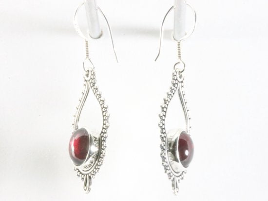 Bewerkte zilveren oorbellen met granaat afbeelding 2