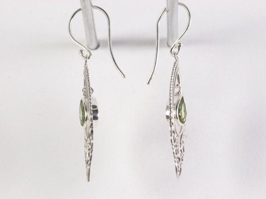 Lange opengewerkte zilveren oorbellen met peridoot afbeelding 2