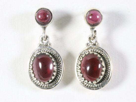 Bewerkte zilveren oorstekers met granaat afbeelding 1