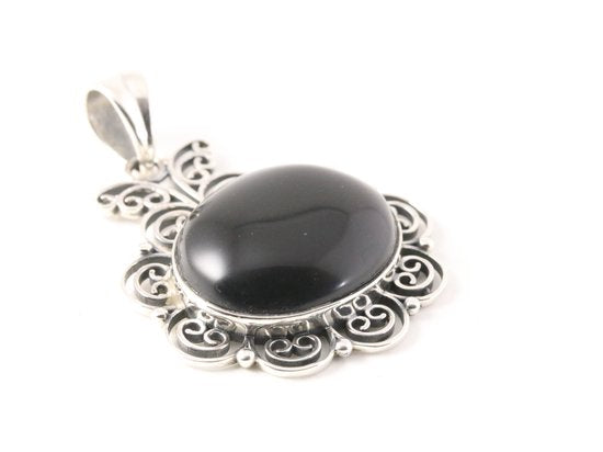Grote opengewerkte zilveren hanger met onyx aan ketting afbeelding 2