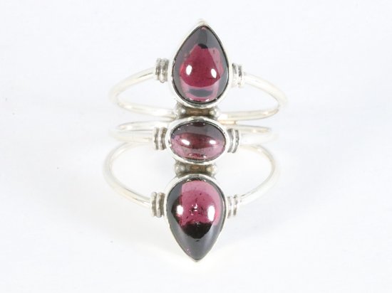 Opengewerkte zilveren ring met 3 granaat stenen afbeelding 4