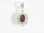 Fijne opengewerkte zilveren hanger met granaat afbeelding 3