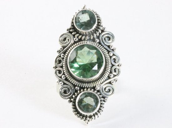 Langwerpige bewerkte zilveren ring met groene amethist afbeelding 4