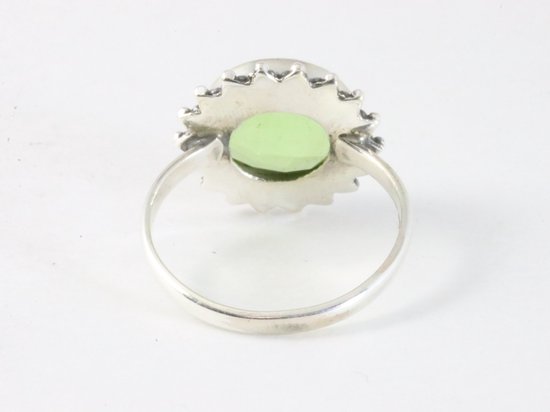 Ronde bewerkte zilveren ring met peridoot afbeelding 3