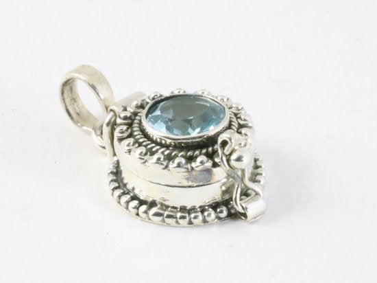 Traditioneel bewerkt rond zilveren medaillon met blauwe topaas afbeelding 2
