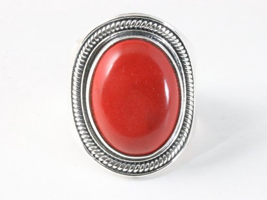 Bewerkte zilveren ring met rode koraal steen afbeelding 4