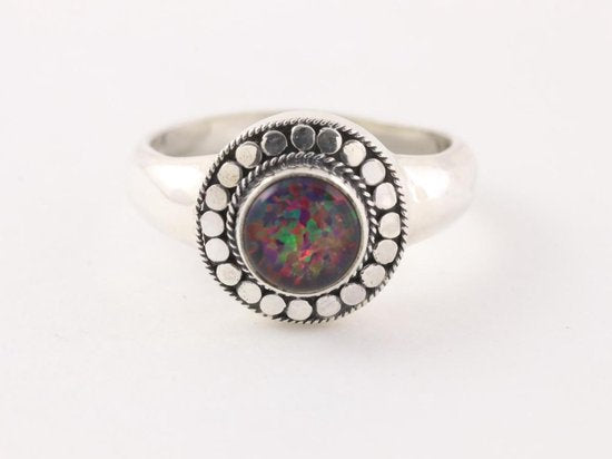 Bewerkte zilveren ring met vuuropaal afbeelding 4
