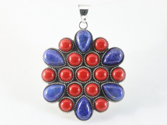 Traditionele bewerkte zilveren hanger met lapis lazuli en rode koraal steen afbeelding 4