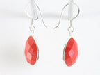 Druppelvormige zilveren oorbellen met gefacetteerde rode koraal steen afbeelding 2