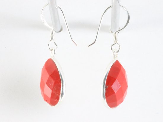 Druppelvormige zilveren oorbellen met gefacetteerde rode koraal steen afbeelding 2