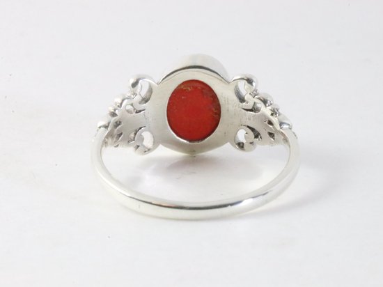Fijne bewerkte zilveren ring met rode koraal steen afbeelding 3