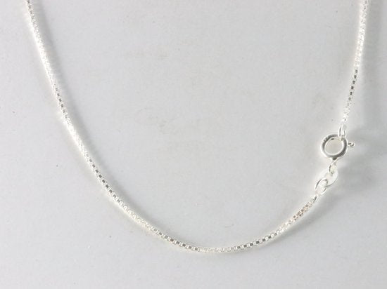 Fijne zilveren kruishanger met blauwe saffier aan ketting afbeelding 4