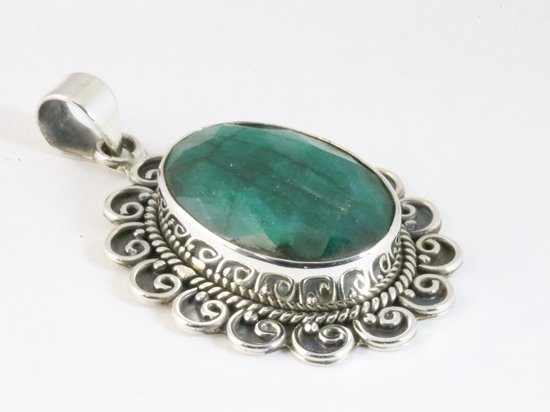 Grote bewerkte zilveren hanger met smaragd aan ketting afbeelding 2