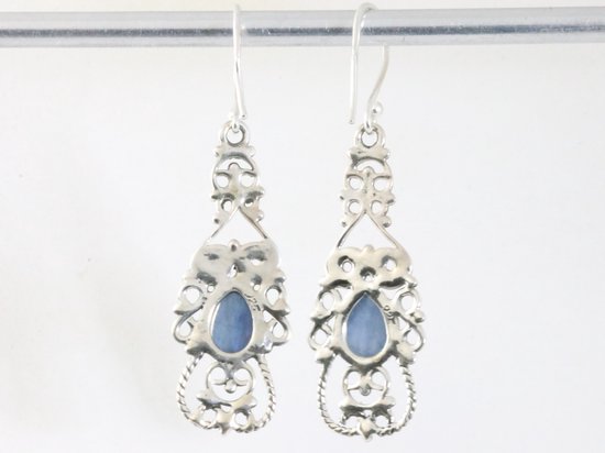 Lange opengewerkte zilveren oorbellen met kyaniet afbeelding 2