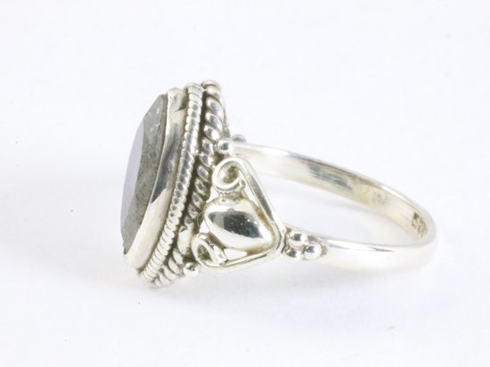 Fijne bewerkte zilveren ring met labradoriet afbeelding 2