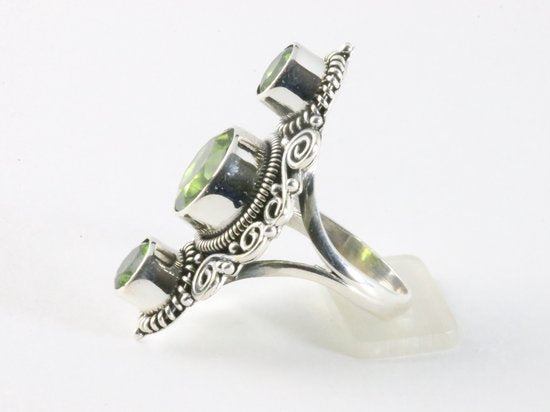 Langwerpige bewerkte zilveren ring met peridoot afbeelding 2