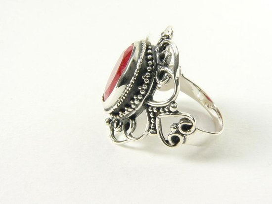 Opengewerkte zilveren ring met robijn afbeelding 2